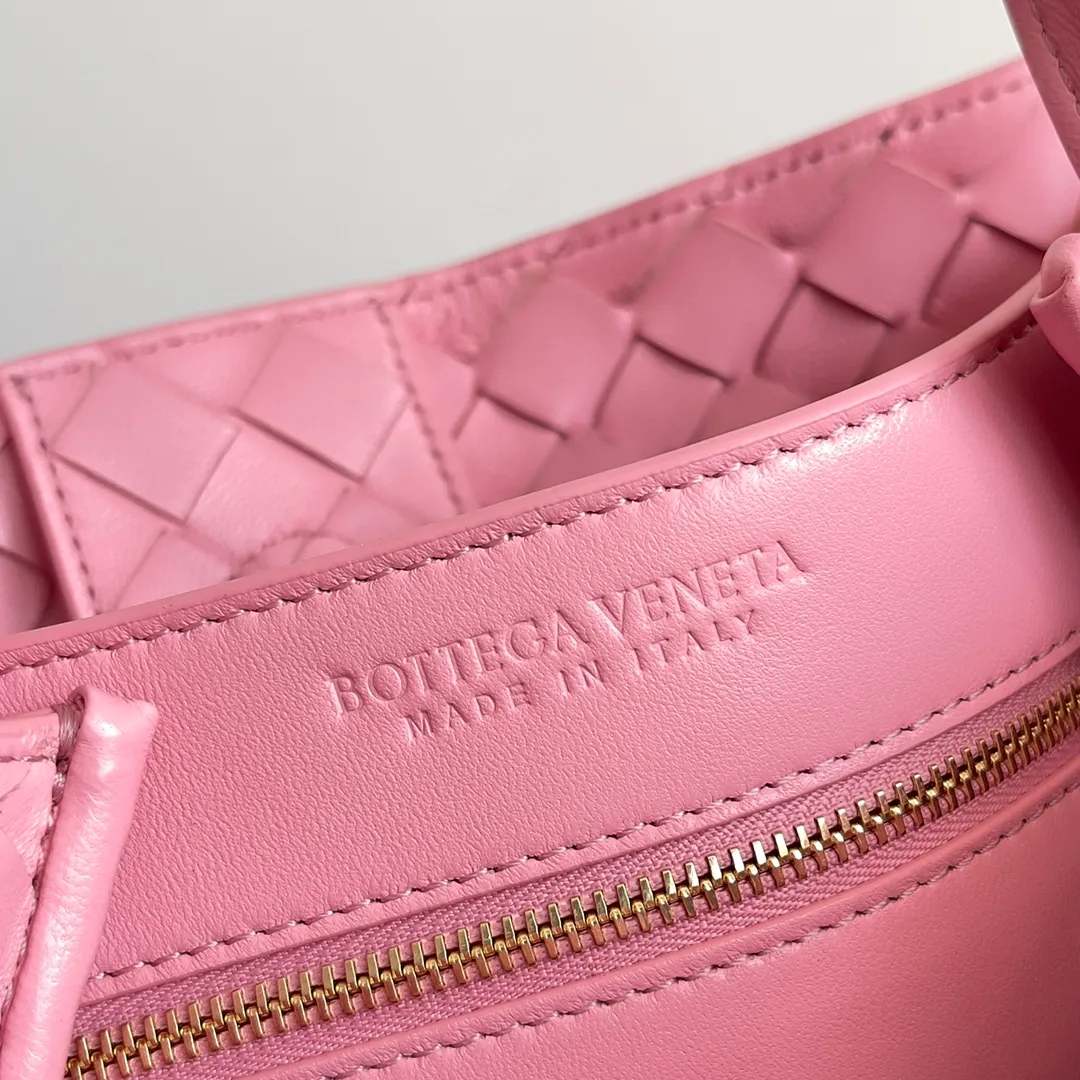 The 2023 new Andiamo batch of 2260 BV has been shipped‼ ️Really popular🔥The new Andiamo woven handbag launched by Bottega Veneta this season is really popular all over the world! ! Celebrities at home and abroad have worn it, and Oscar-winning actress Michelle Yeoh has taken it out on the street. Song Jia, Trai Yara, Yu Feihong, Sanji Ayaka, Rosie Hunting-Whiteley, Yoshioka Riho, etc. have all picked up this bag. It is classic and versatile, showing off its temperament, and the bag capacity is also large, which is very convenient for daily commuting! ! A variety of carrying methods, the shoulder straps can be adjusted by yourself, the original lambskin feels soft and delicate, and the unisex style breaks the gender boundaries and brings a more practical and long-lasting use experience. Andiamo, which has both elegant and casual styles, perfectly interprets the true appearance of "fashionable old money style". Style number: 743572 Size: 32*24*12